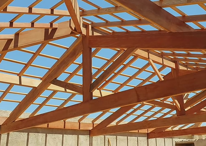 Quais os benefícios de usar madeira para construir um telhado e quais cuidados devemos tomar?